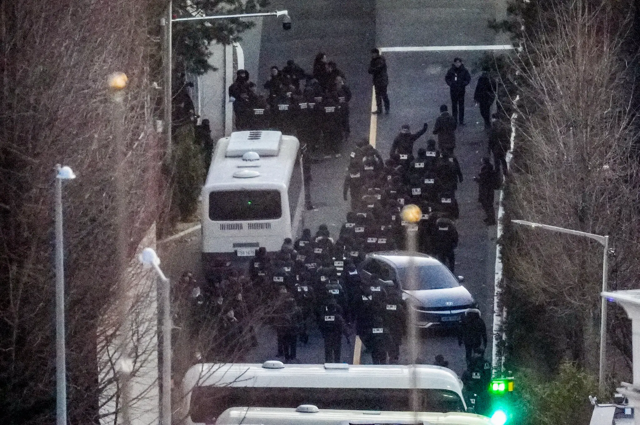 Поліцейські входять до житлового комплексу пана Юна в середу.